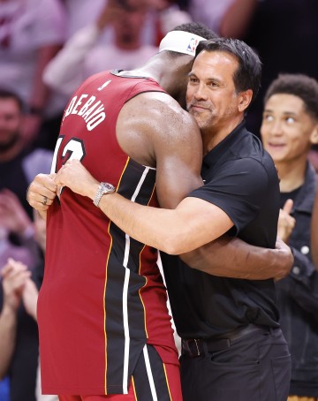 赛程查询-阿里纳斯：若阿德巴约79分时被换下 他整个生涯都会遗憾&amp;怨恨教练