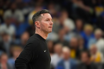 足球投注-26分钟轰11+3+2！湖人放弃低配版约基奇太愚蠢，他比艾顿强太多了